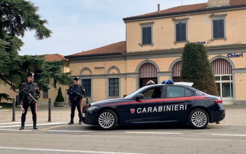 Tenta di soffocare la madre anziana per una bolletta dell’acqua