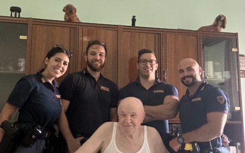 Torino, anziano chiama il 112 per solitudine: la Polizia interviene per offrirgli conforto e compagnia