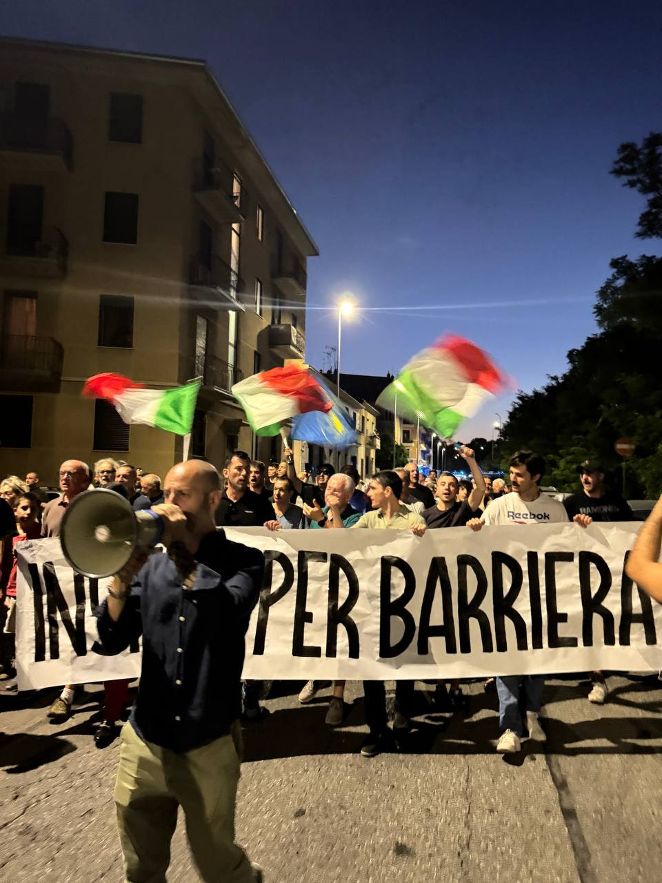 Manifestazione in Barriera di Milano a Torino: residenti e commercianti in strada contro il degrado