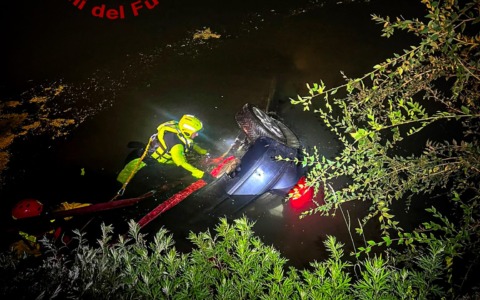 Auto finisce nel Po cadendo dal Ponte Umberto I
