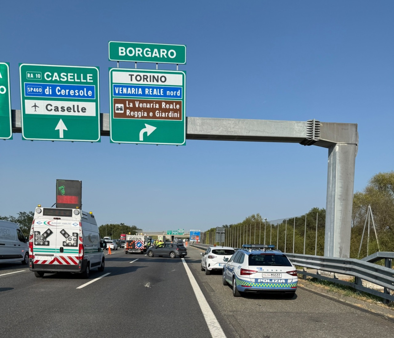 Scontro tra auto e scooter in tangenziale, morto il motociclista