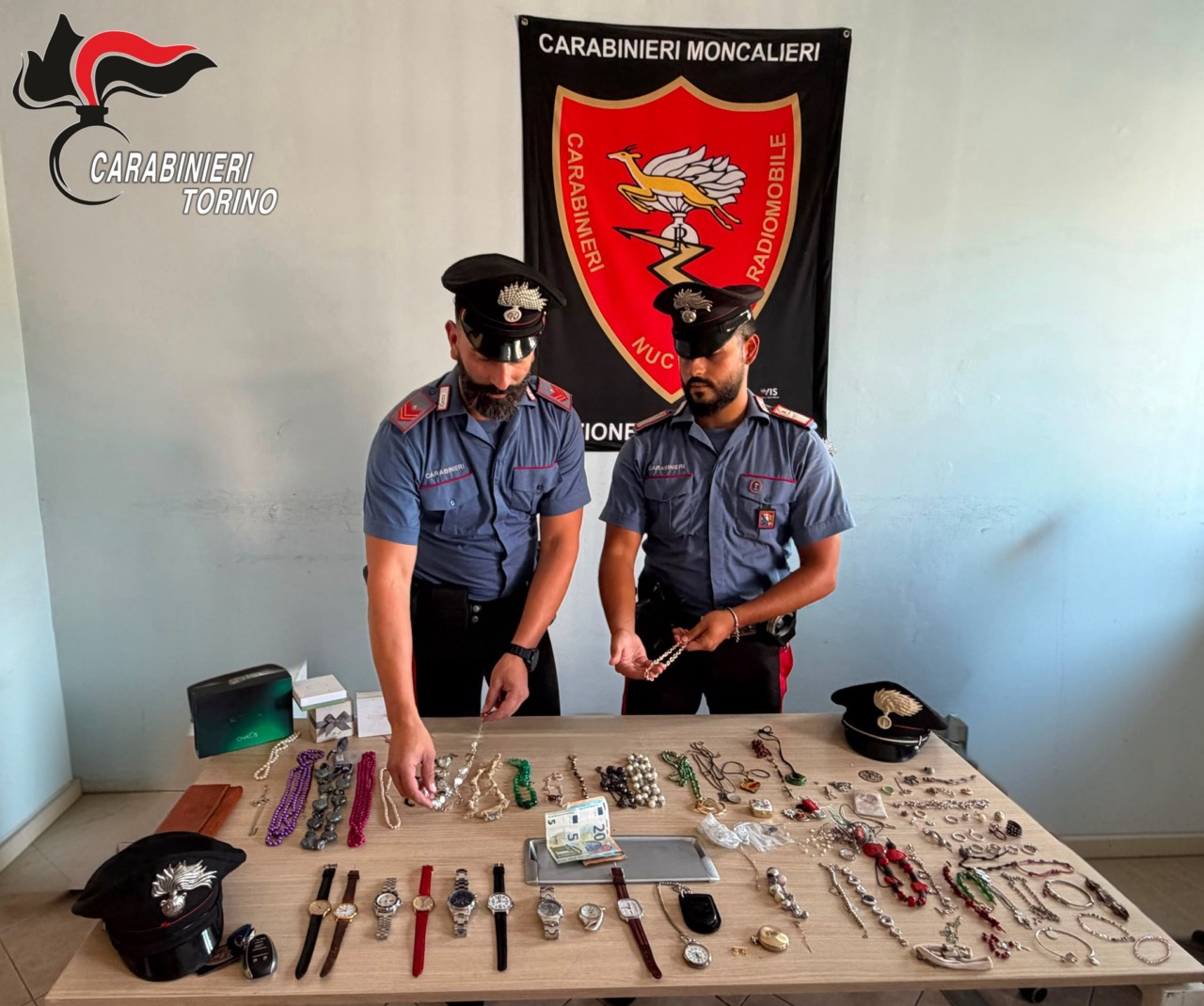 Vede uno sconosciuto in casa con la telecamera da remoto: arrestato 41enne