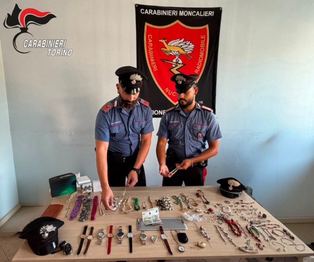 Vede uno sconosciuto in casa con la telecamera da remoto: arrestato 41enne