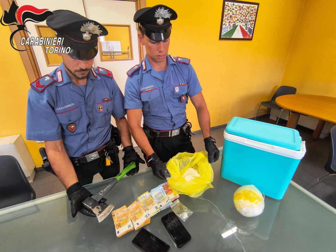 Nascondono cocaina in una borsa frigo: arrestati