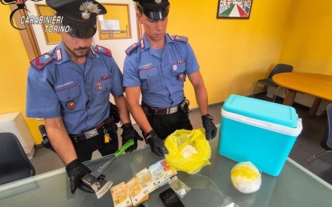 Nascondono cocaina in una borsa frigo: arrestati