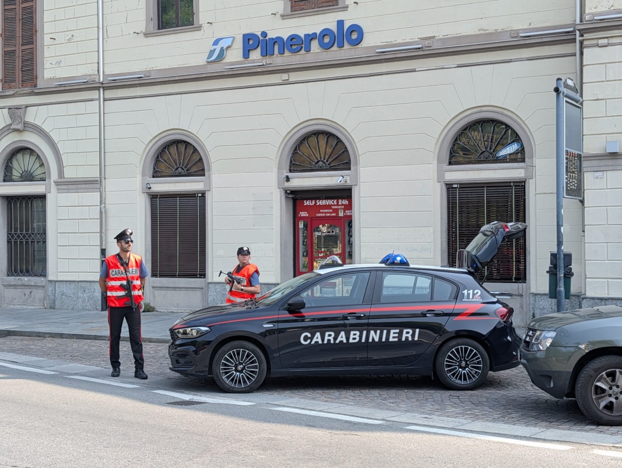 Estorceva denaro a un imprenditore del Pinerolese: arrestato un 37enne