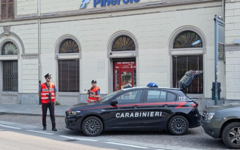 Estorceva denaro a un imprenditore del Pinerolese: arrestato un 37enne