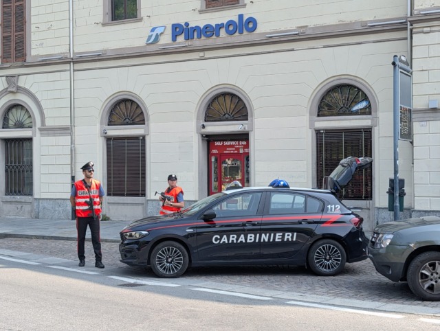 Estorceva denaro a un imprenditore del Pinerolese: arrestato un 37enne