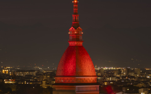 Torino si illumina di rosso: la Mole e i ponti sul Po celebrano la nascita del Molino di CasaOz
