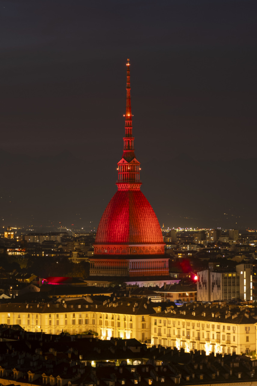 Torino si illumina di rosso: la Mole e i ponti sul Po celebrano la nascita del Molino di CasaOz
