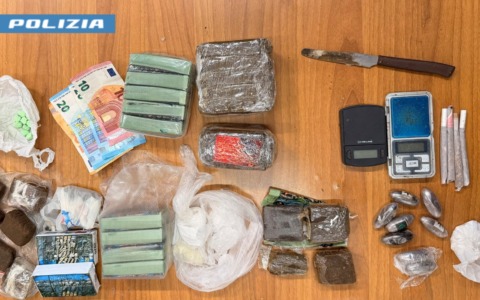 Torino, blitz della Polizia: due arresti per spaccio e oltre 2,5 chili di hashish sequestrati
