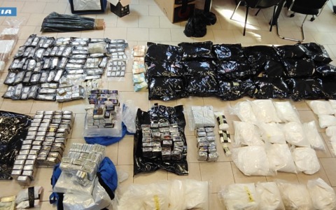 Torino, maxi sequestro tra Madonna di Campagna e San Donato: 141 kg di droga, armi e 85 mila euro in contanti