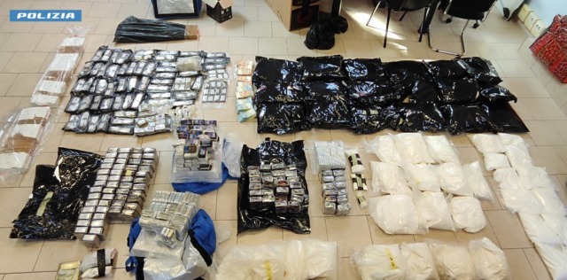 Torino, maxi sequestro tra Madonna di Campagna e San Donato: 141 kg di droga, armi e 85 mila euro in contanti