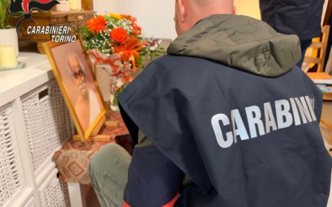 Torino, finti corsi di yoga e meditazione per isolare le vittime: arrestato un 59enne per riduzione in schiavitù