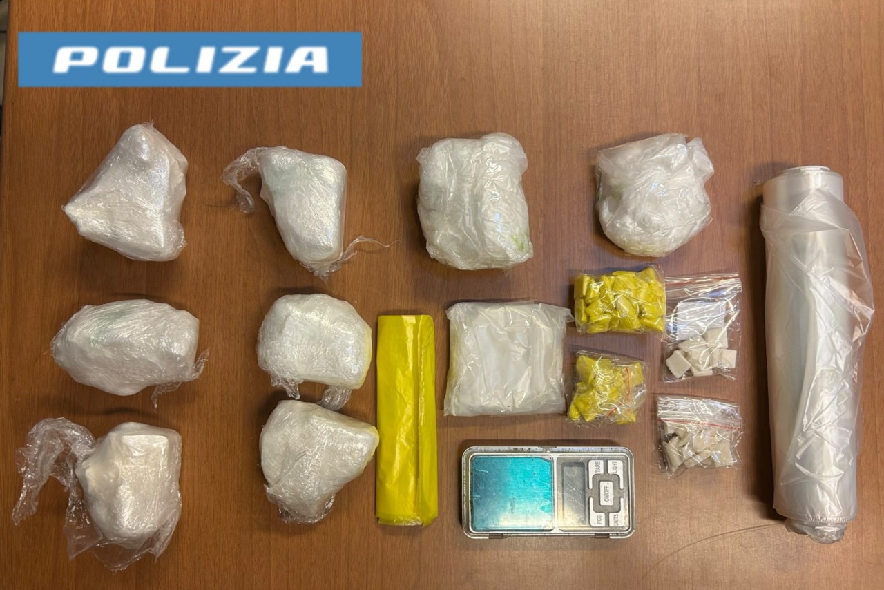 Torino, “falso taxi” e raffineria di crack a Barriera di Milano: due arresti e 800 grammi di droga sequestrati