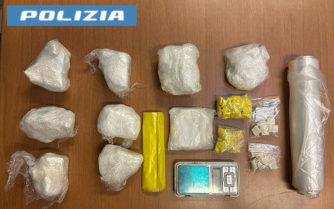 Torino, “falso taxi” e raffineria di crack a Barriera di Milano: due arresti e 800 grammi di droga sequestrati